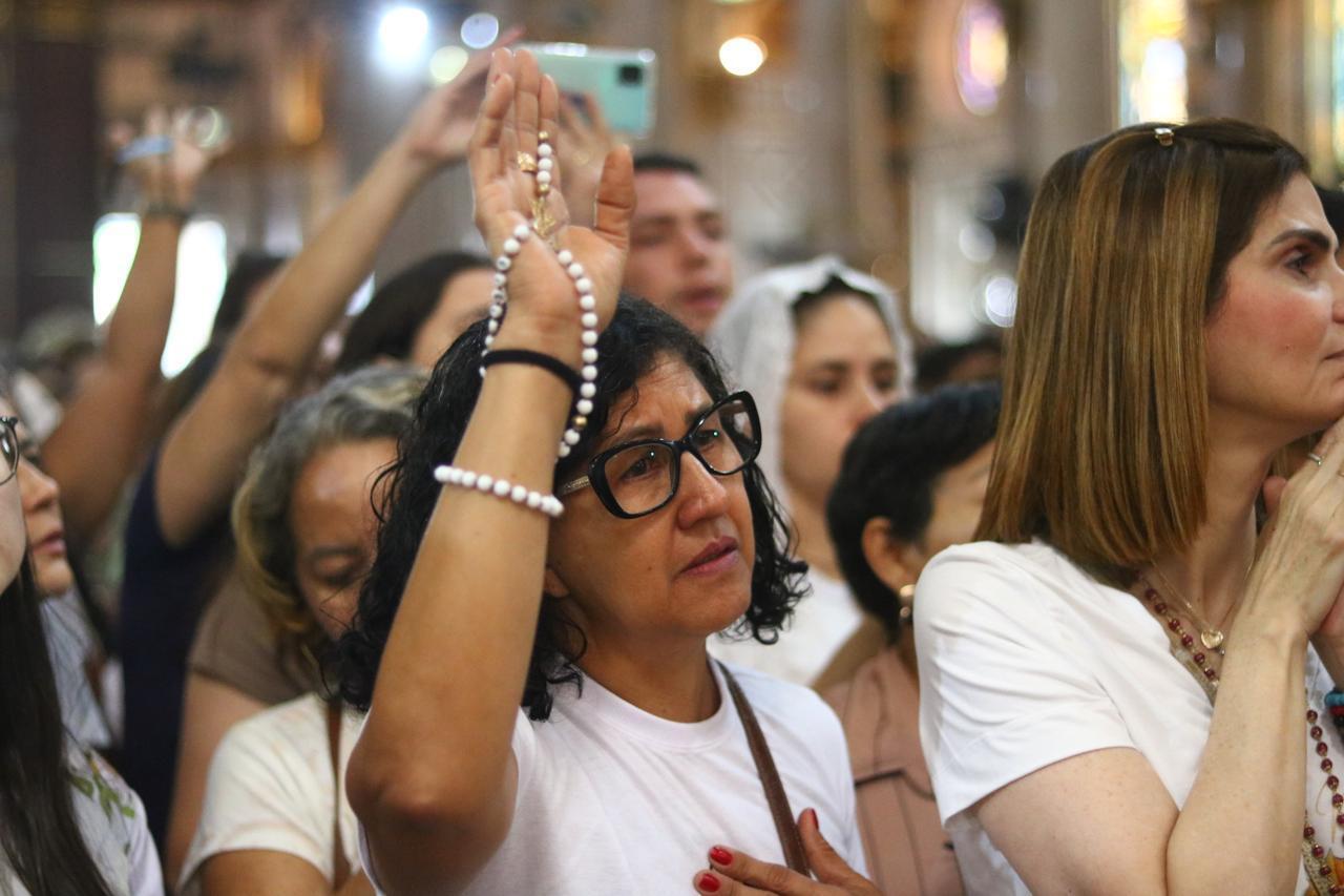 Emocionados, fiéis lotam a Basílica Santuário de Nazaré para acompanhar cerimônia de descida da Imagem Original do Glória, o nicho mais alto do altar central